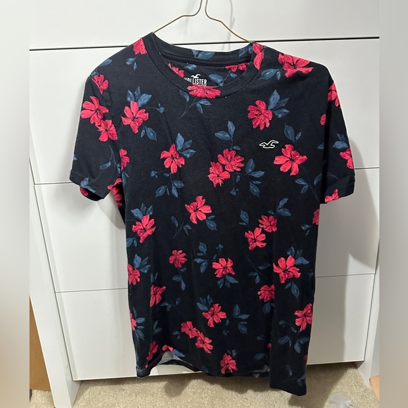 Bundle of two floral hollister shirts - Picture 2 of 5